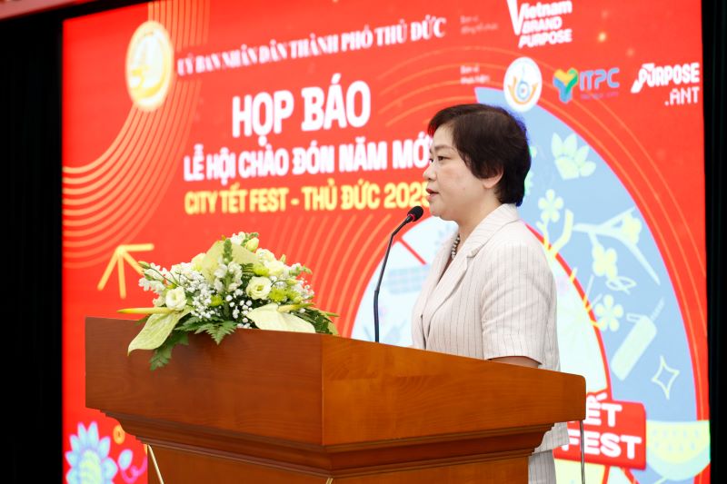 Bà Trần Tuệ Tri thông tin sự kiện tại buổi họp báo