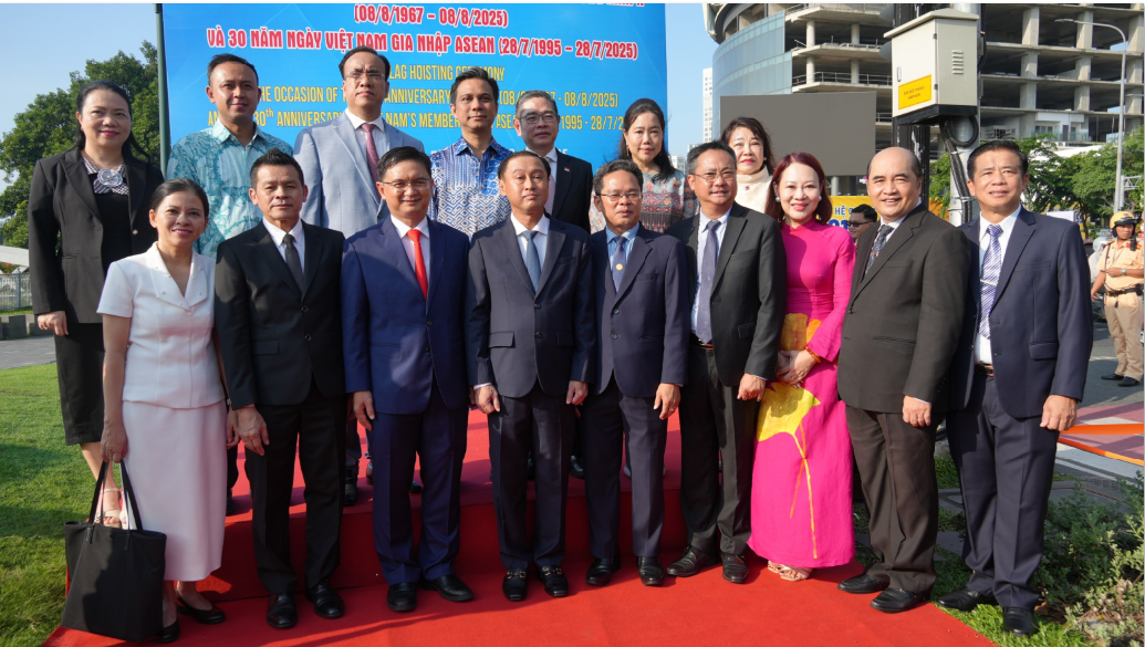 Lễ thượng cờ kỷ niệm 58 năm thành lập ASEAN và 30 năm ngày Việt Nam chính thức gia nhập ASEAN